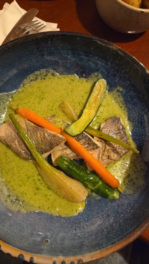 Seána Brown_Wallace’s Asti_Drumcondra_avis