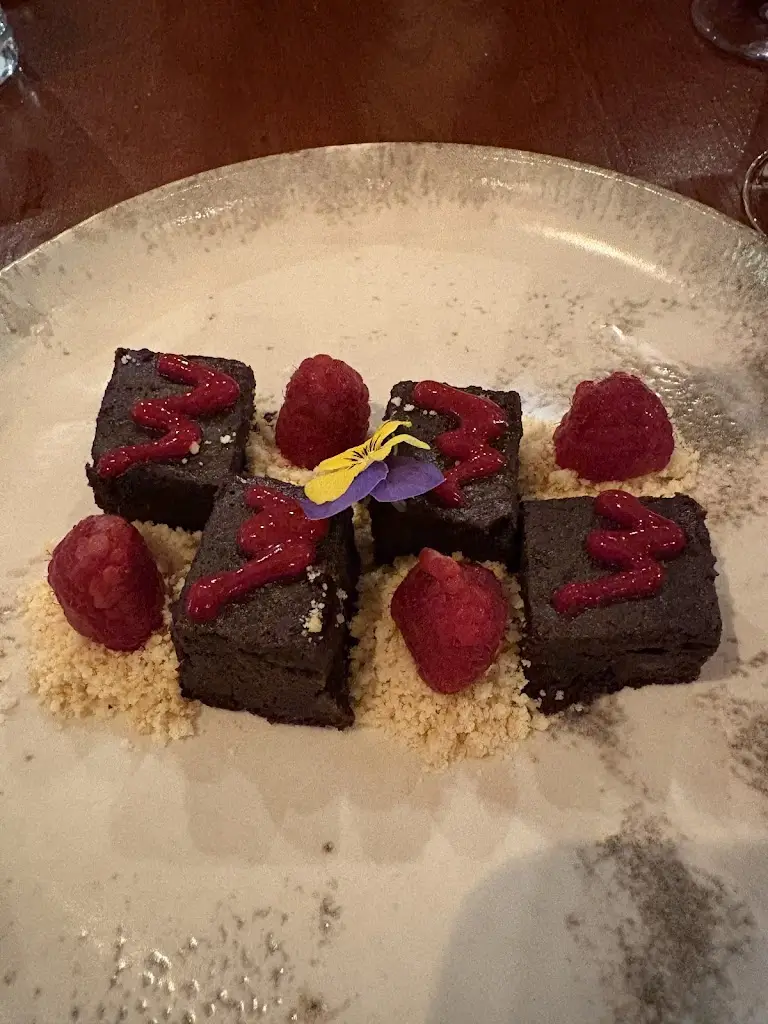 Kendra Bell_Wallace’s Asti_Drumcondra_avis