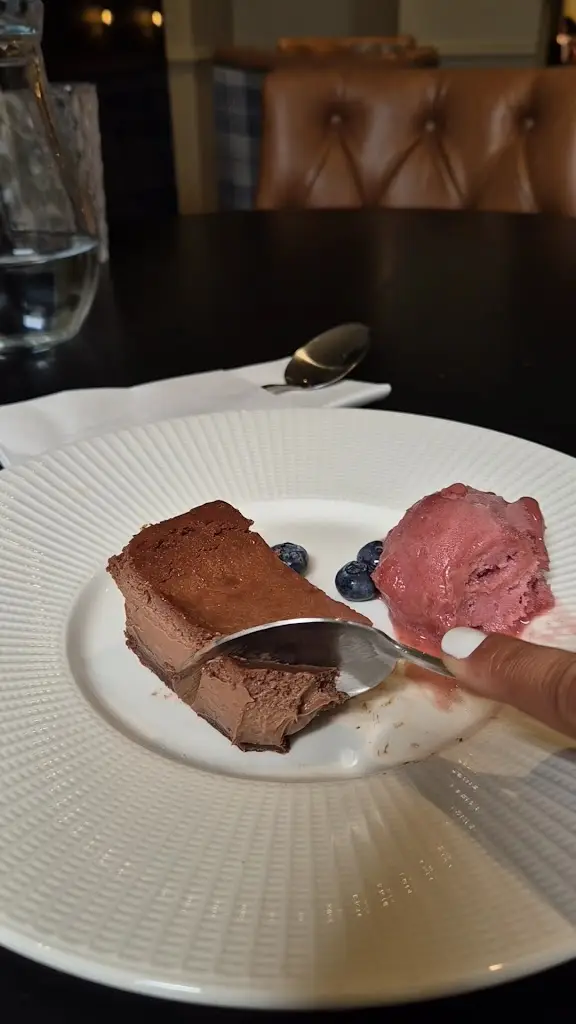 Alejandra Moncada_The Queens Bar_Dalkey_review