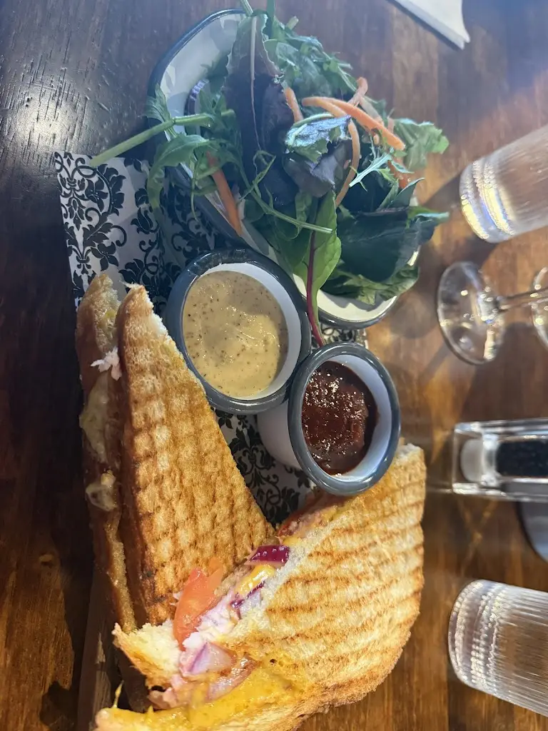 Tara Moore_Katie Daly's Bar & Restaurant_Gorey_reseña