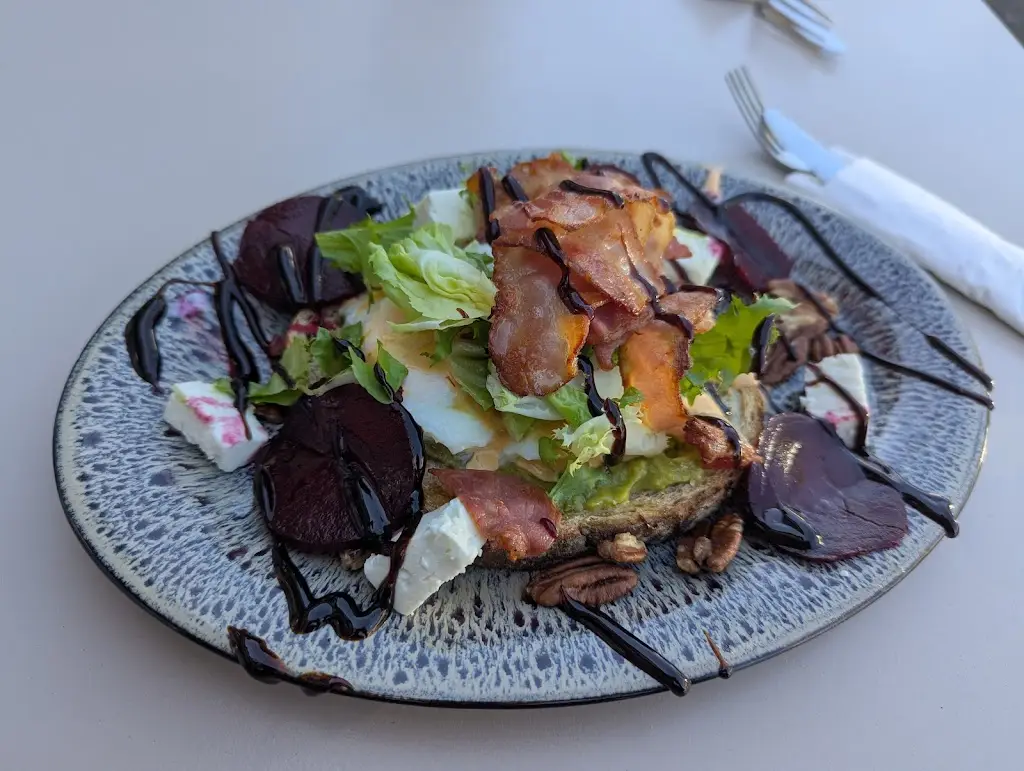 Mohammad Efazati_The Piers café_Moone_review