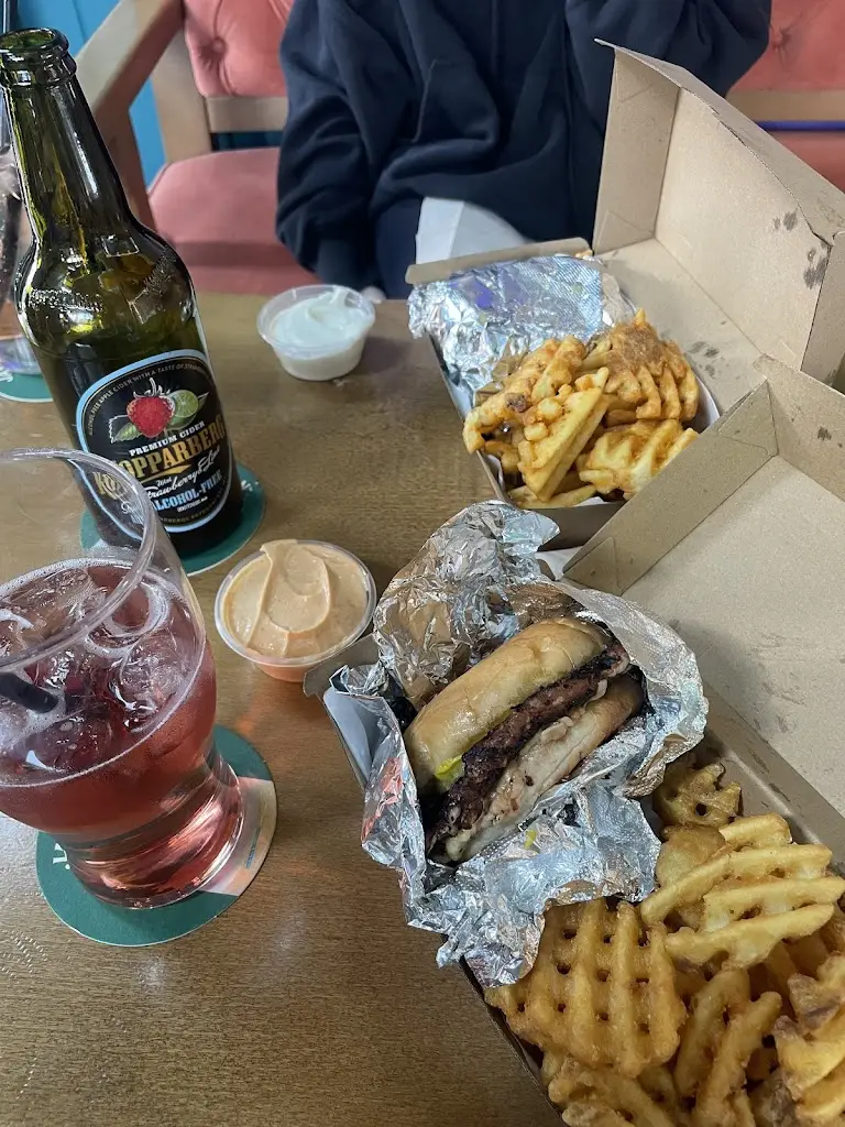 Karlito's Smash Burgers_Newtown Trim_slider_image_3