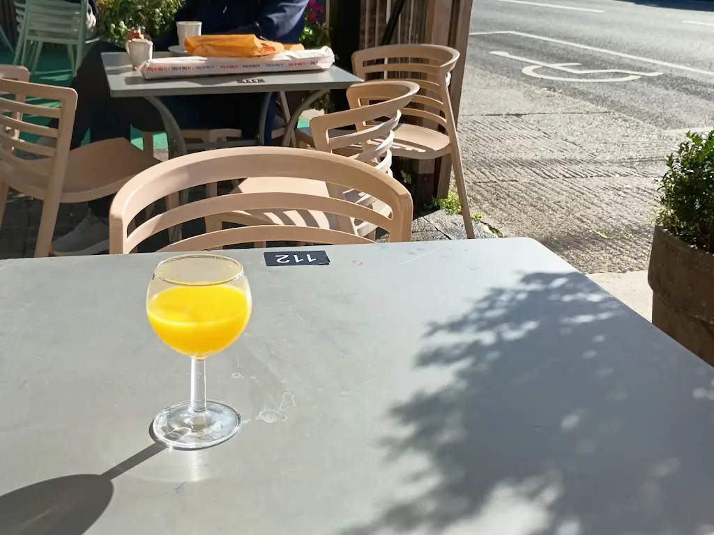 Maat Junit_Cafe du Journal_Monkstown_reseña