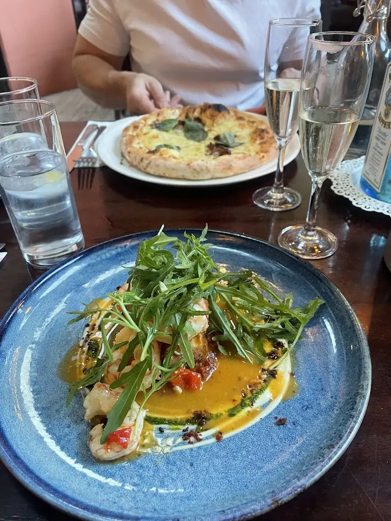 Jennifer Hickey_Inside Out_Slane_avis