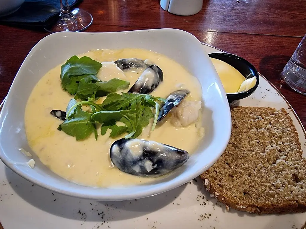 Anastasia Loumikot_Rosies Bar_Aghada_reseña