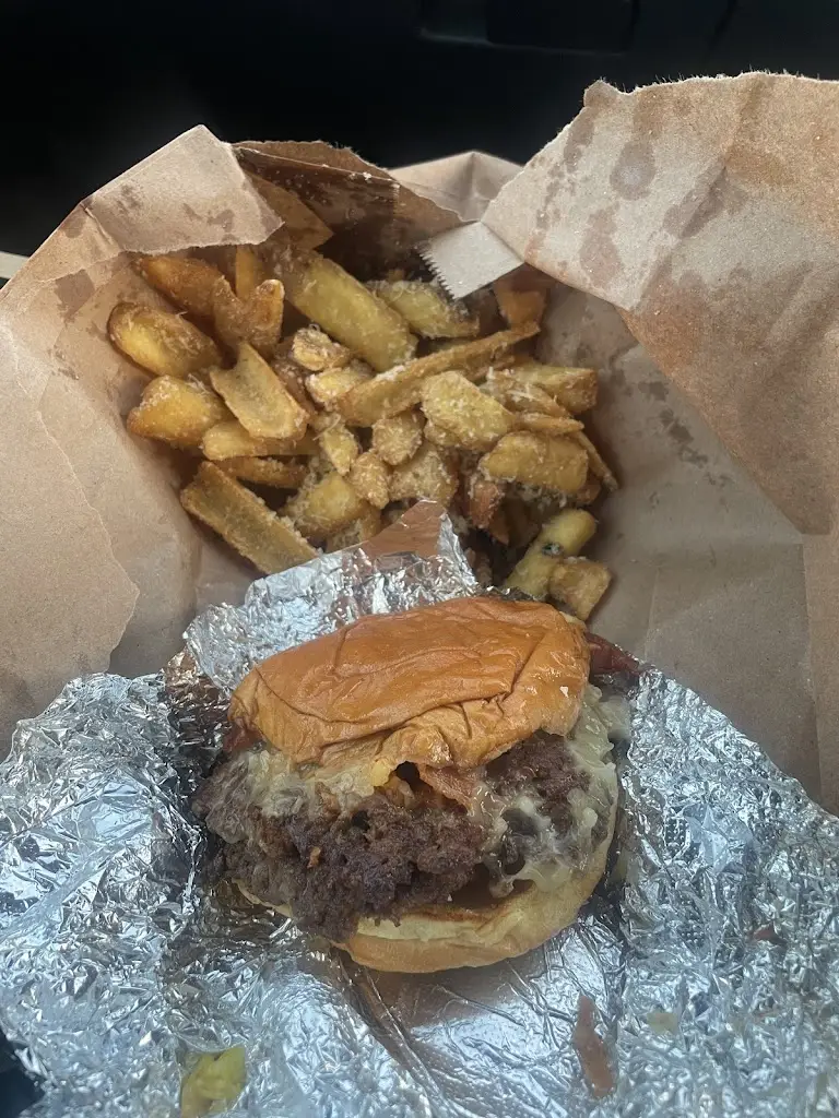 Kellie Balfe_SMASH BURGER_Skerries_avis