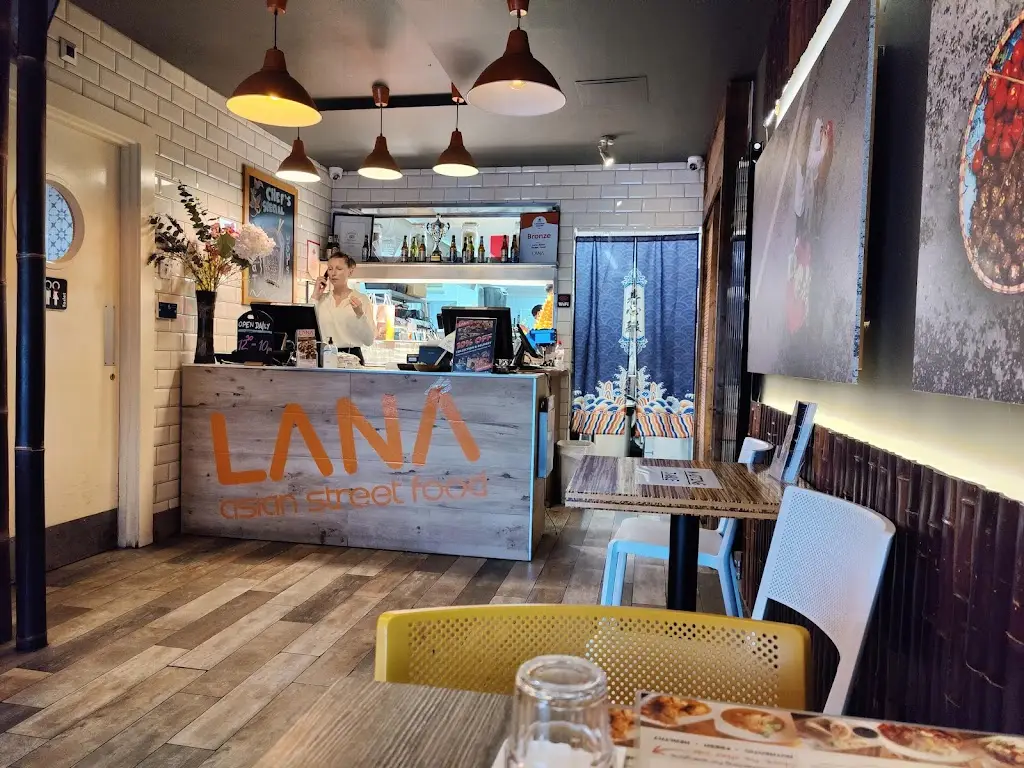 Dashmesh Bedi_Lana Asian Street Food_Annacotty_reseña