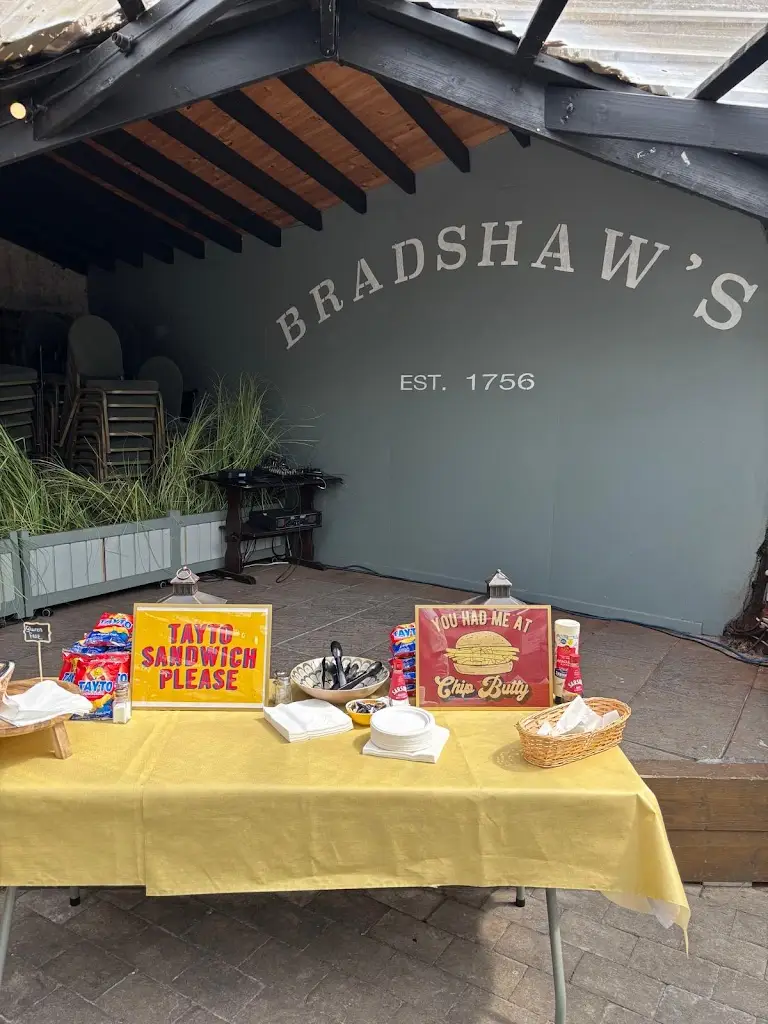 Jenny Critchley_Bradshaw's Bar_Castleconnell_reseña