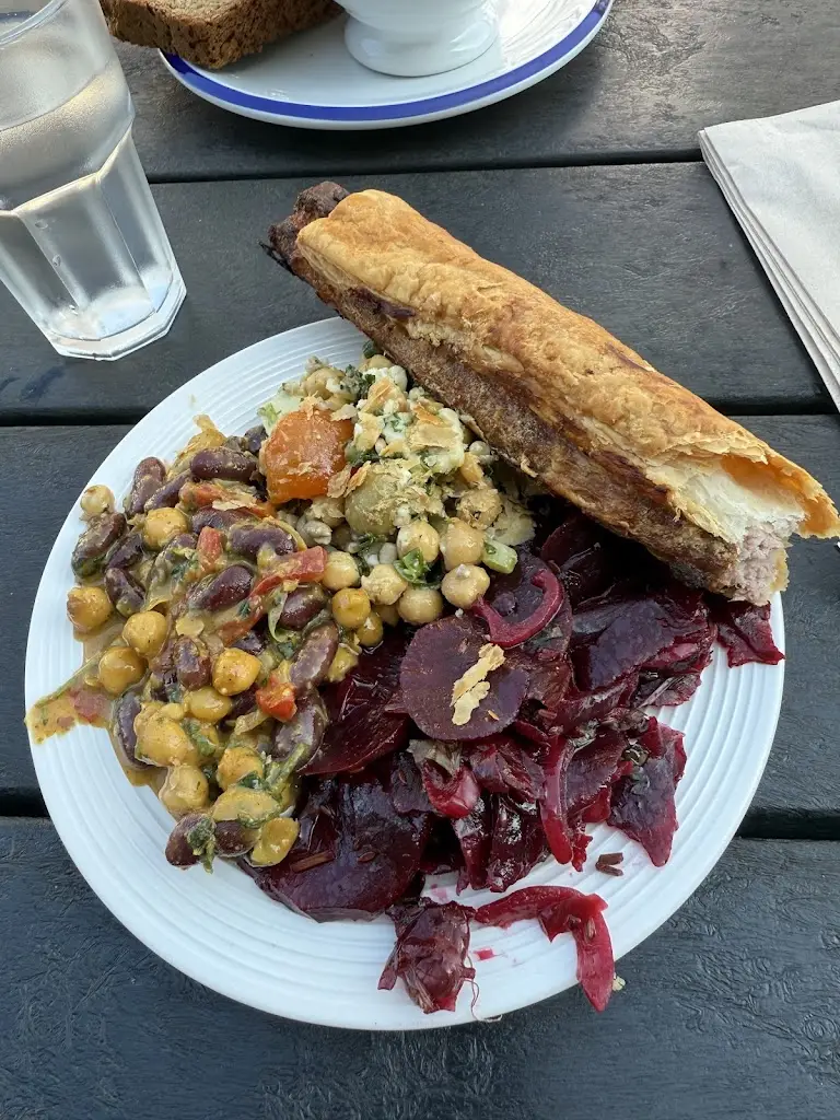 James Hadfield_The Stuffed Olive_Bantry_avis