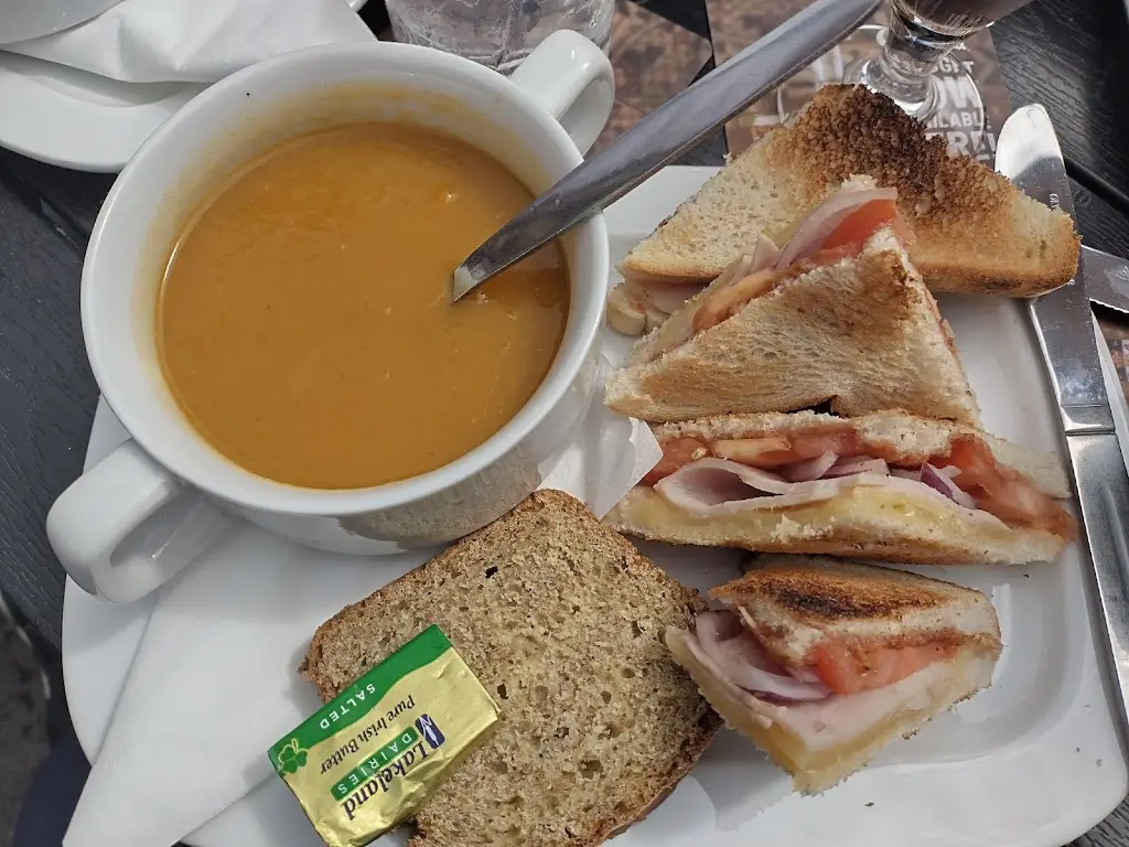 Victor van der Waal_Lowry's Music & Whiskey Bar_Clifden_avis