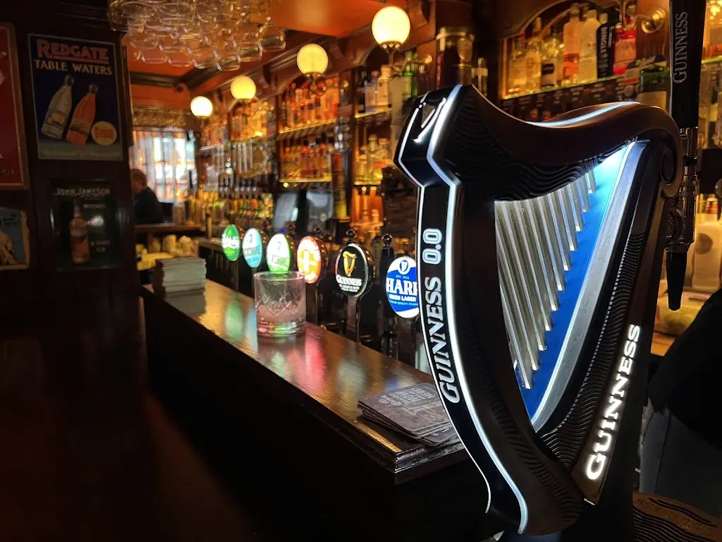 Breana McGowan_Lowry's Music & Whiskey Bar_Clifden_avis