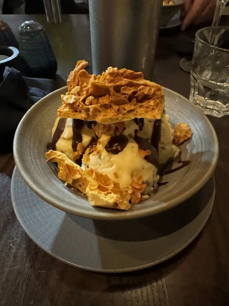 Pratik Rajiv Shah_Ferrit & Lee_Cloyne_recensione