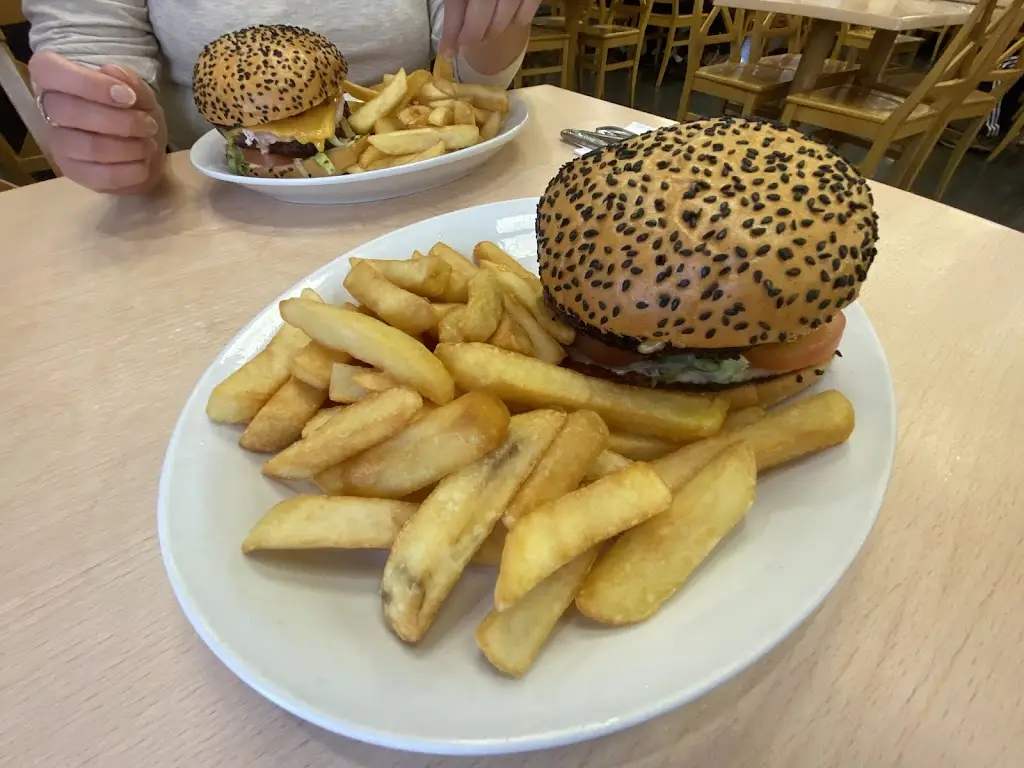 Krystian Kroczek_Mother Hubbards_Cashel_avis