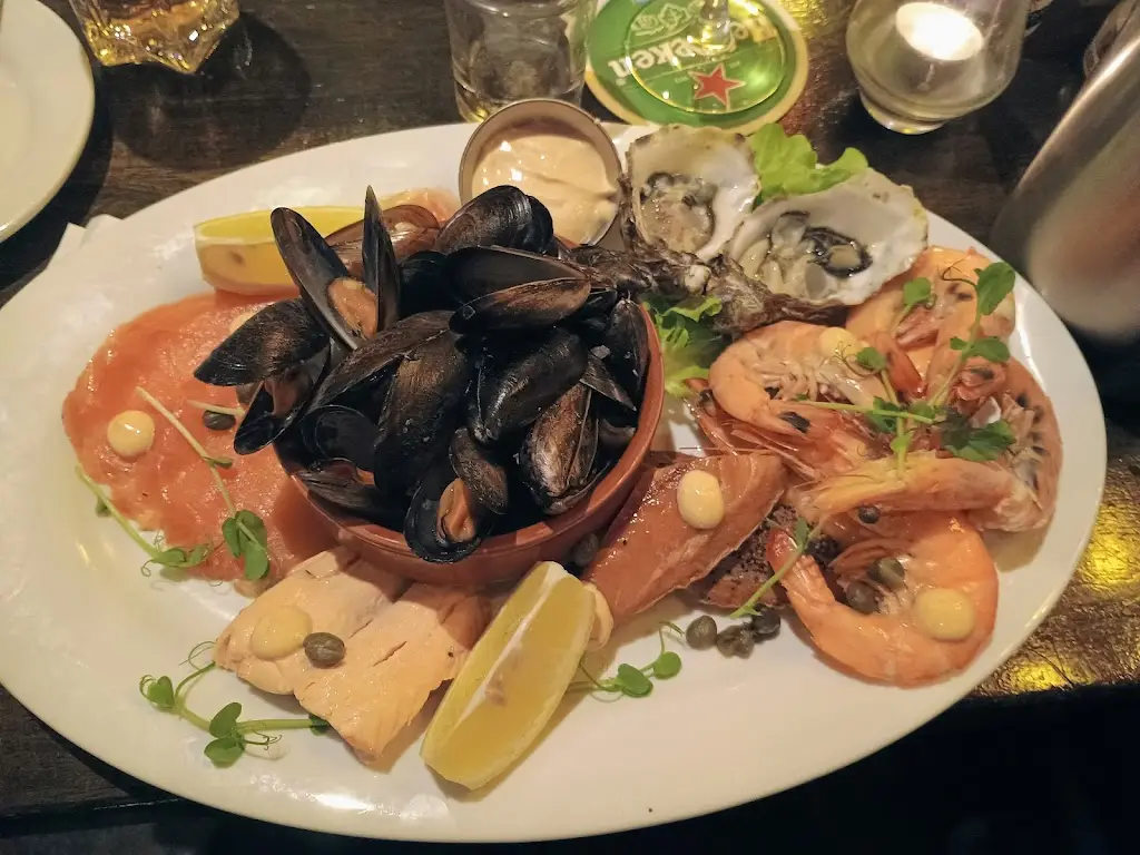 Geraldine Boland_Ravi's Bar and Restaurant_Clifden_avis