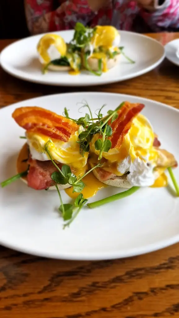 Krzysztof Gorecki_Queen Bee's Cafe_Cluain Meala_review