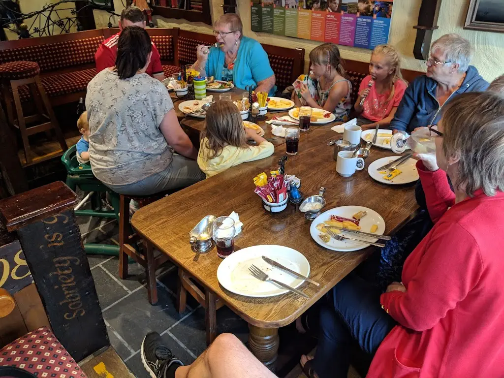 Simon “Sim” Whiteside_Gurn's Milestone & Restaurant_Manorhamilton_review