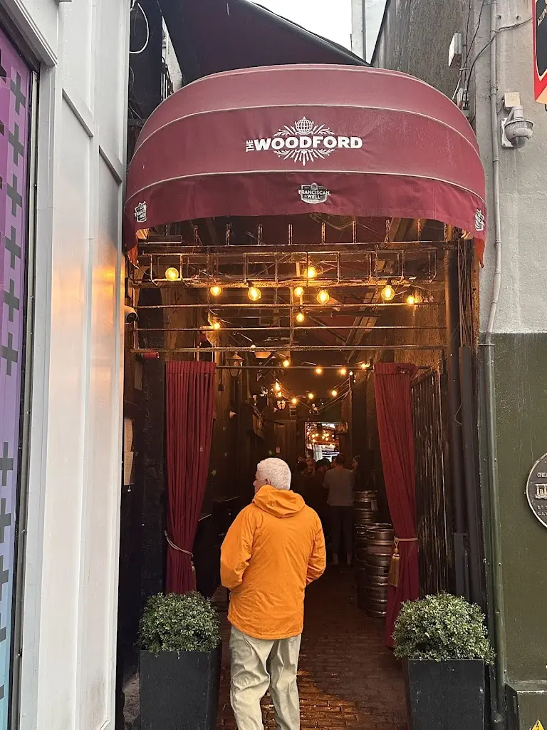 lisA fRosT_The Woodford_Cork City_review