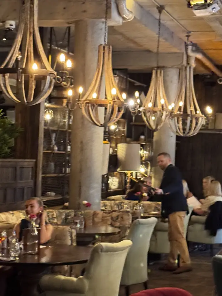 Glerton Oliveira_House Limerick_Limerick_review