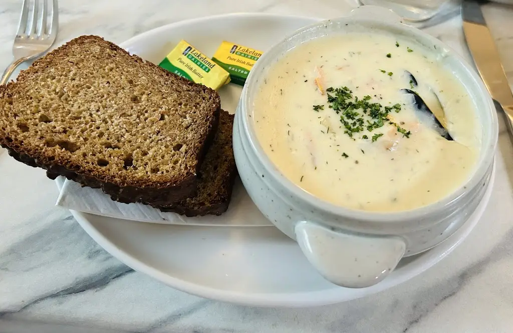 William Lindsey_The Curragower Bar and Kitchen_Limerick_avis