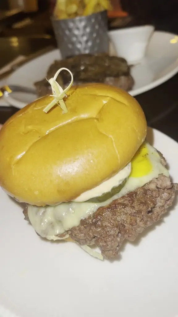 Vika Popowa_Coqbull Limerick_Limerick_reseña