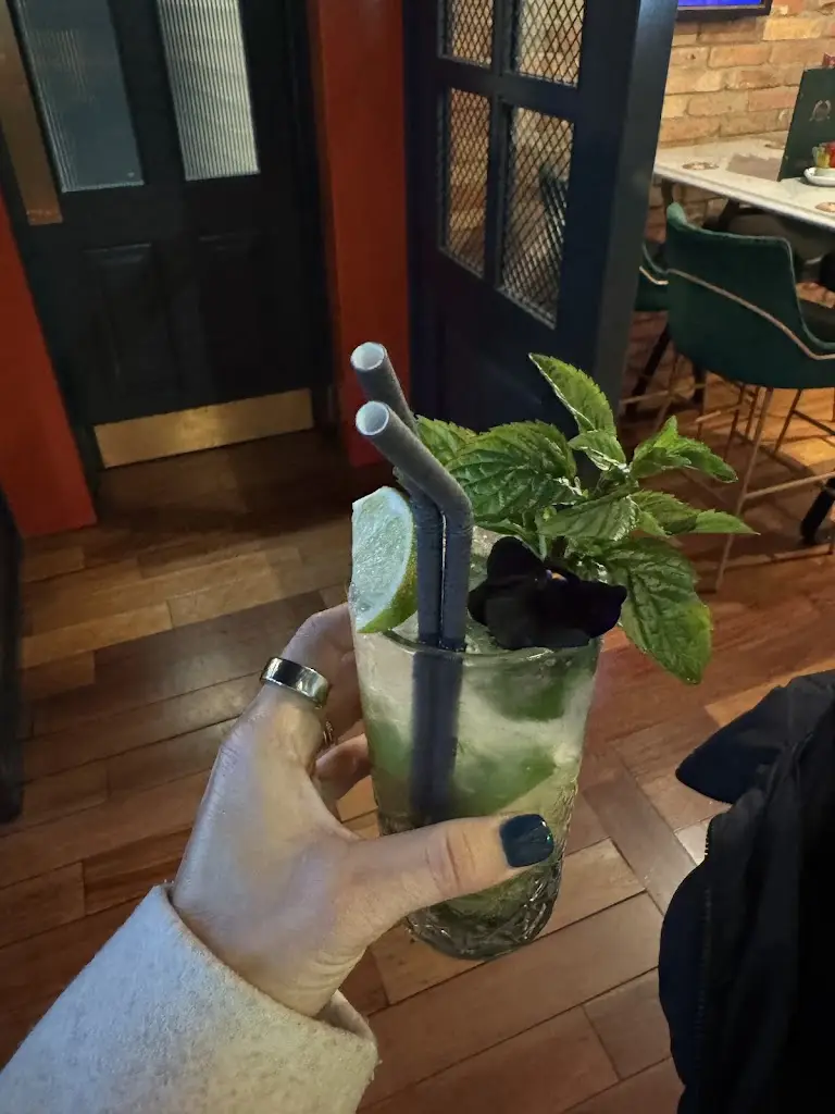 Rhiana Henning (Coach Rhi)_The Old Quarter GastroPub_Limerick_avis