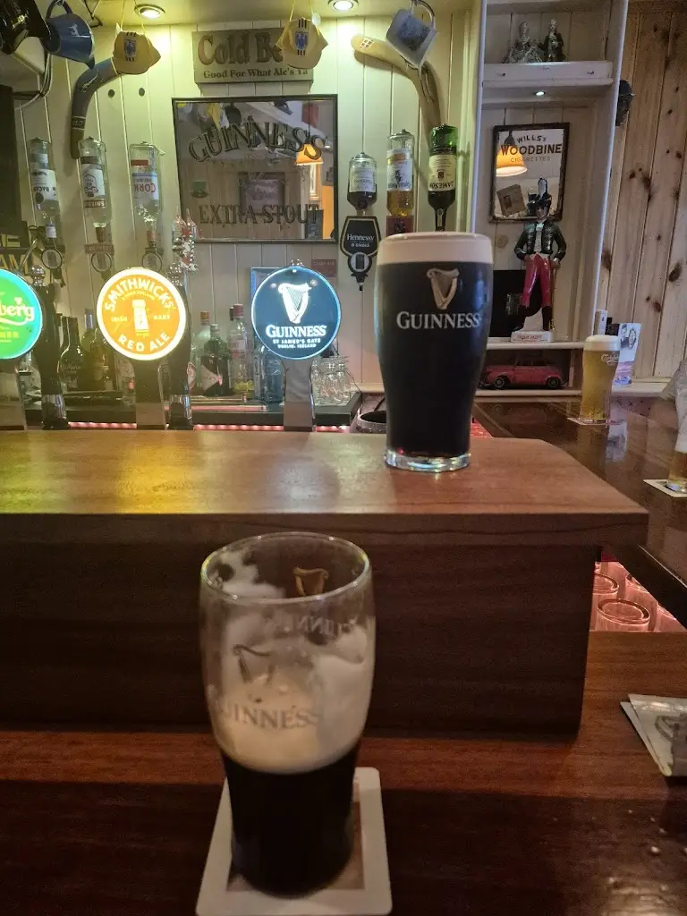 Ain View Studio Dubai_Caseys Bar_Sixmilebridge_reseña