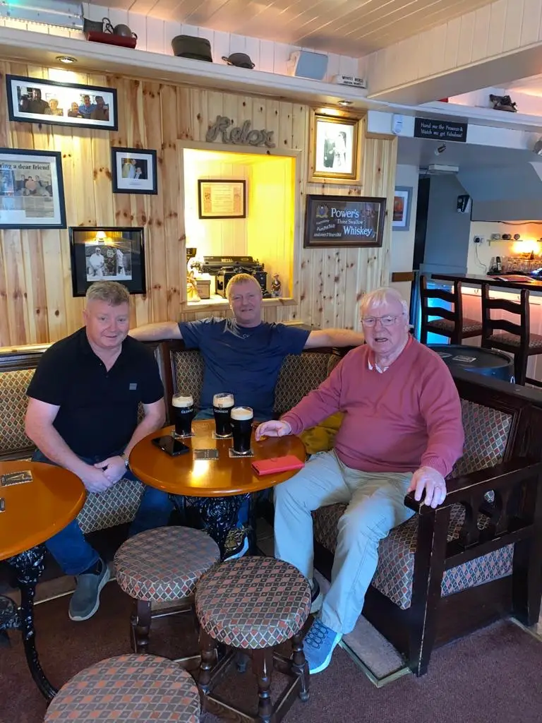 Philip Finglas_Caseys Bar_Sixmilebridge_reseña