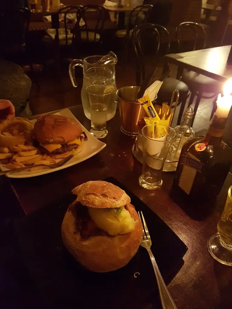 Veronica Peterson_The Fir Tree Bar_Watergrasshill_reseña