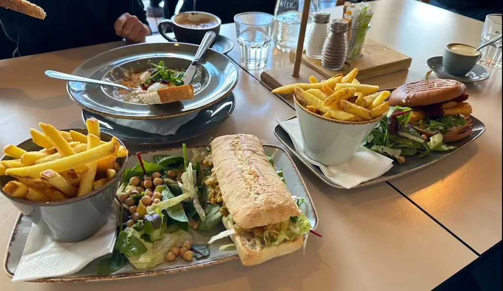 Jawahir Mohd Nor_The Bookshelf Tralee_Tralee_Bewertung