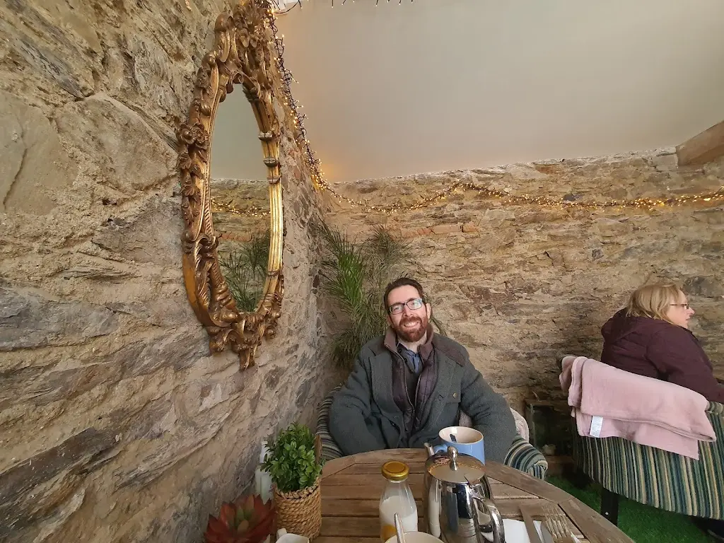 Elizabeth Aughton_West Street_Castleblayney_avis