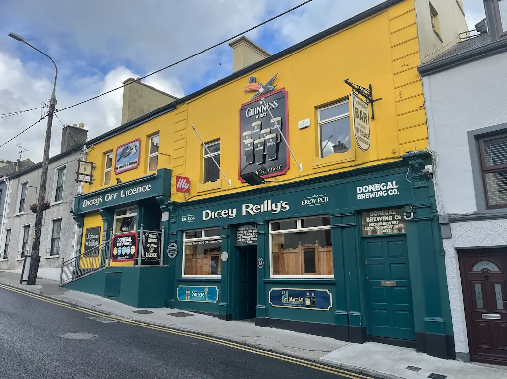 Dicey Reilly’s Pub, Off-Licence, Microbrewery & Beer Garden restaurante en Ballyshannon
