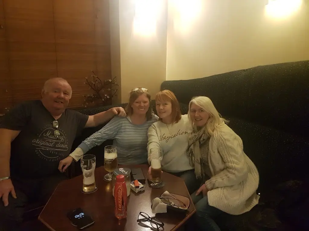 Theresa Zinner_Max Bar_Ballyshannon_reseña