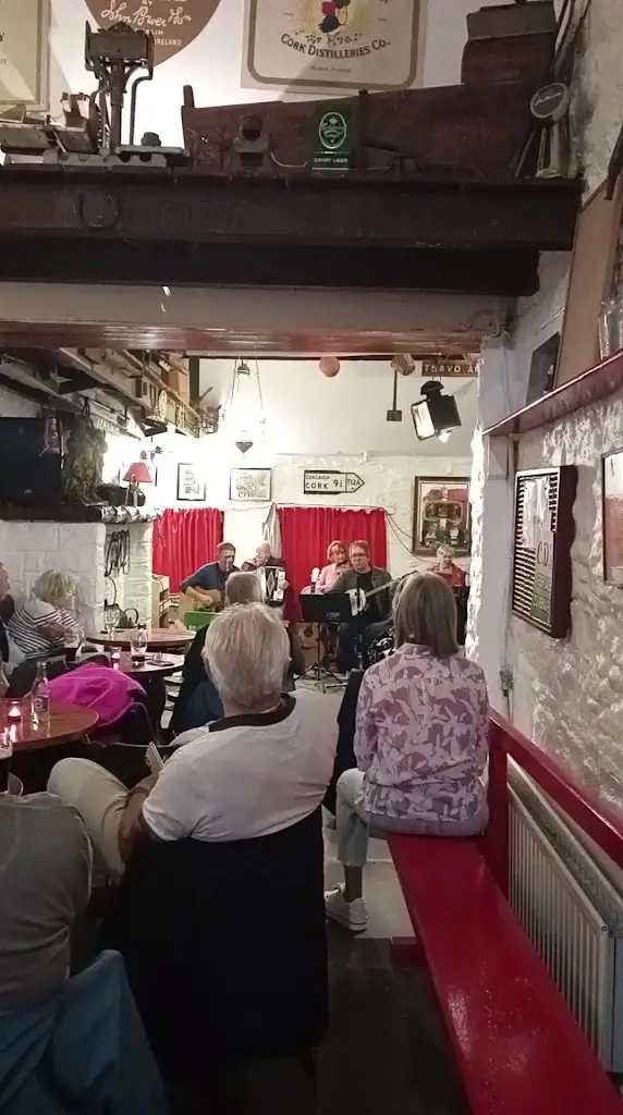 Paul Gray_The Thatch Bar_Ballyshannon_reseña