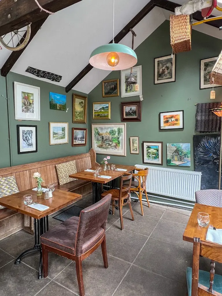 Fatima R. Altaie_Ambledown Cottage_County Monaghan_review