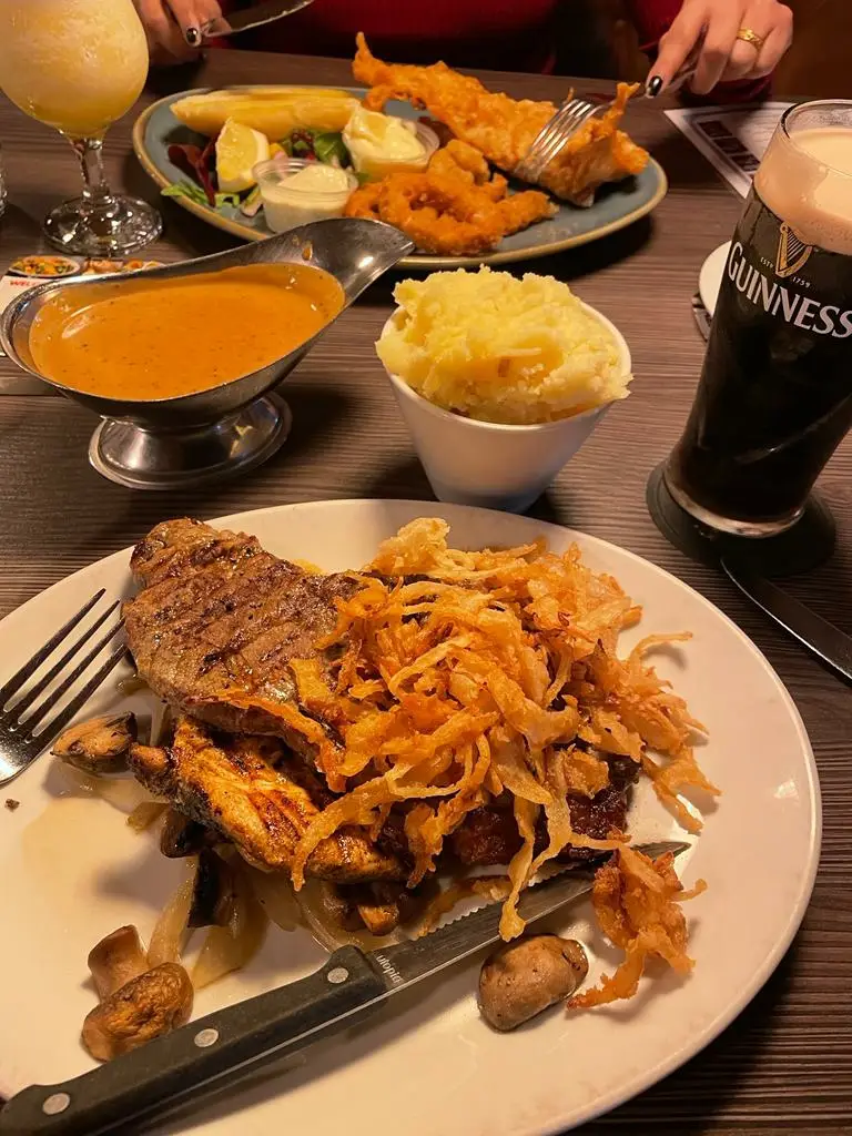 Meenu Maria John_Backstage Bar & Grill_Letterkenny_avis