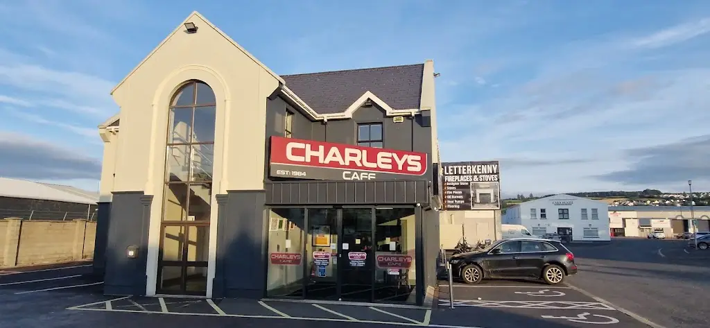John Chalmers_Charleys Cafe_Letterkenny_recensione