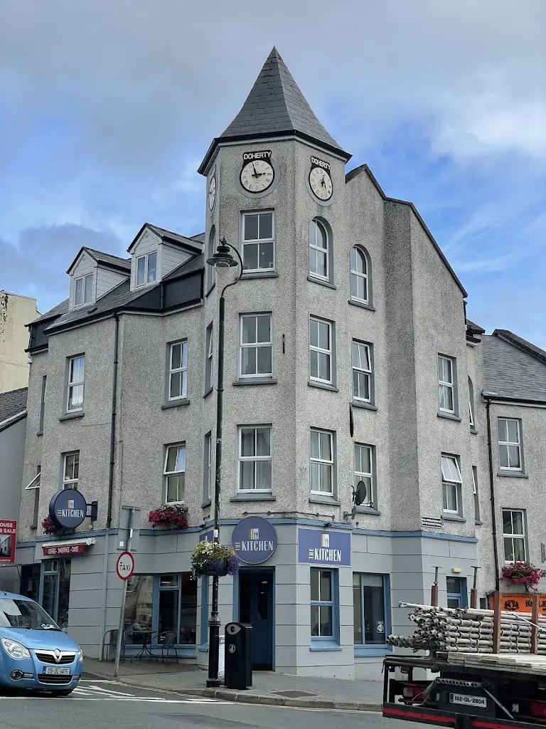 Aaron Bushby_The Kitchen Main Street_Letterkenny_recensione