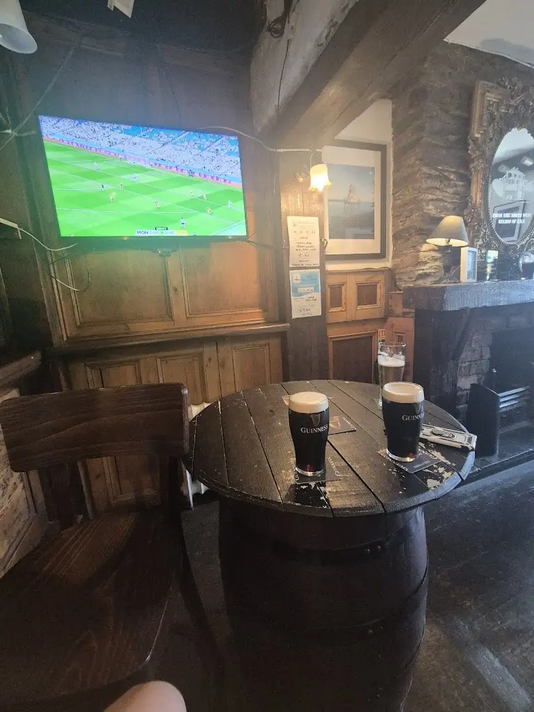 Owen Logue_Maguires Bar_Moville_review