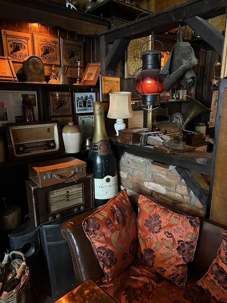 Elina Valentina Frolova_Edward J Valentines Bar_An Longfort_recensione