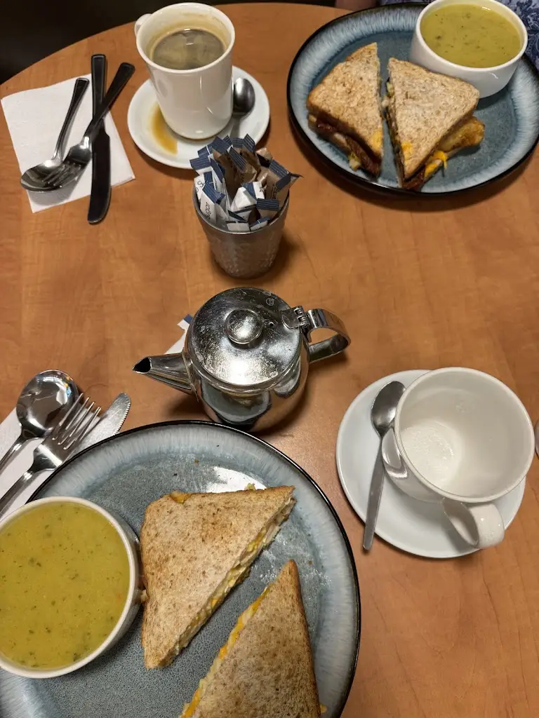 Madeleine Kikisch_Bradburys_Athy_reseña