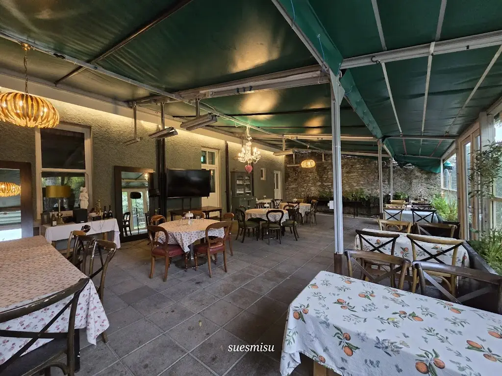 The La-La Café & Restaurant_Balbriggan_slider_image_3