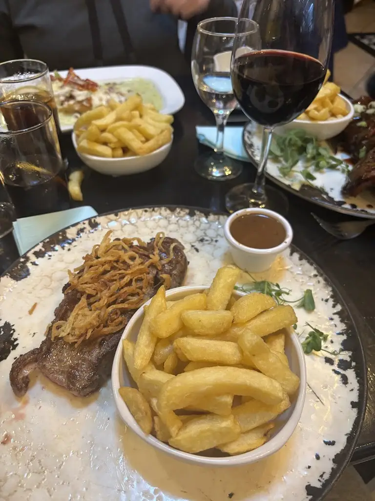 Tori Kujo_Oscar's Restaurant & Out Back_An Iarmhí_Bewertung