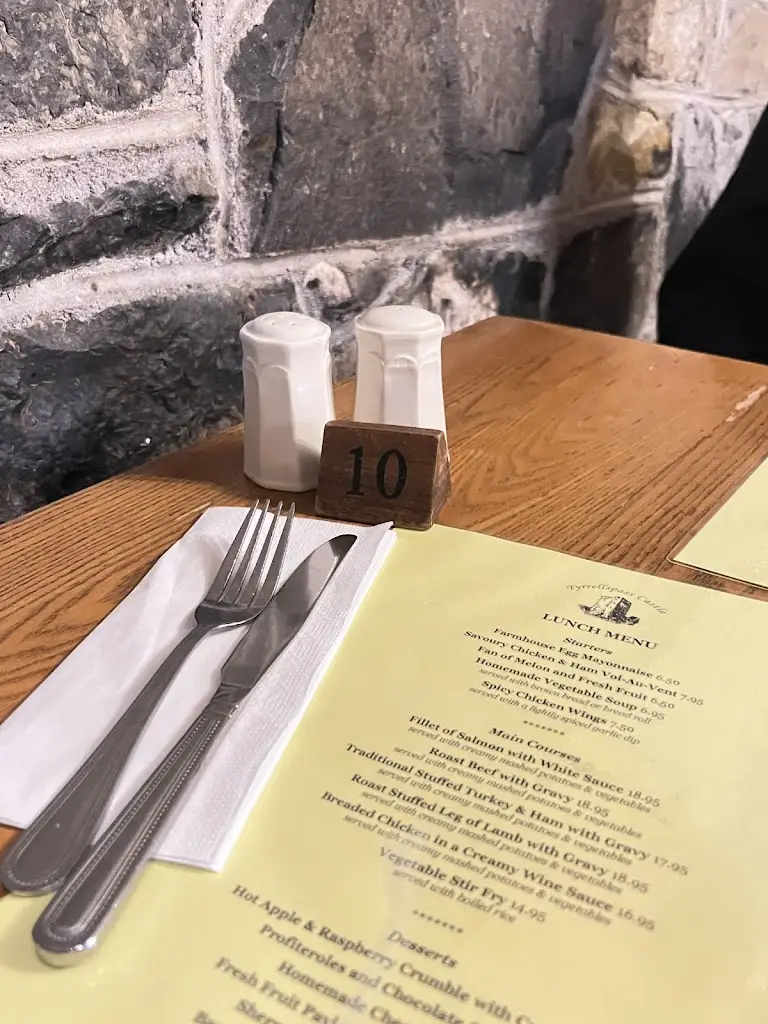 Mouni_Tyrrellspass Castle_An Iarmhí_review