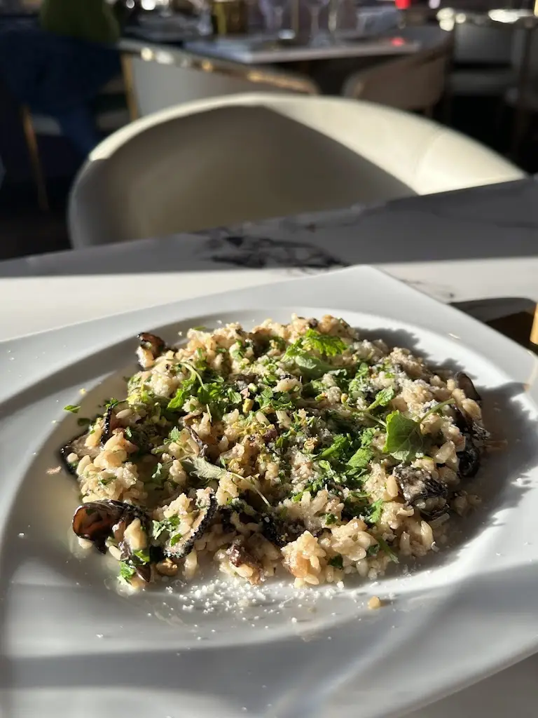 ally cheung_Foxy Lounge_Bonnybrook_avis