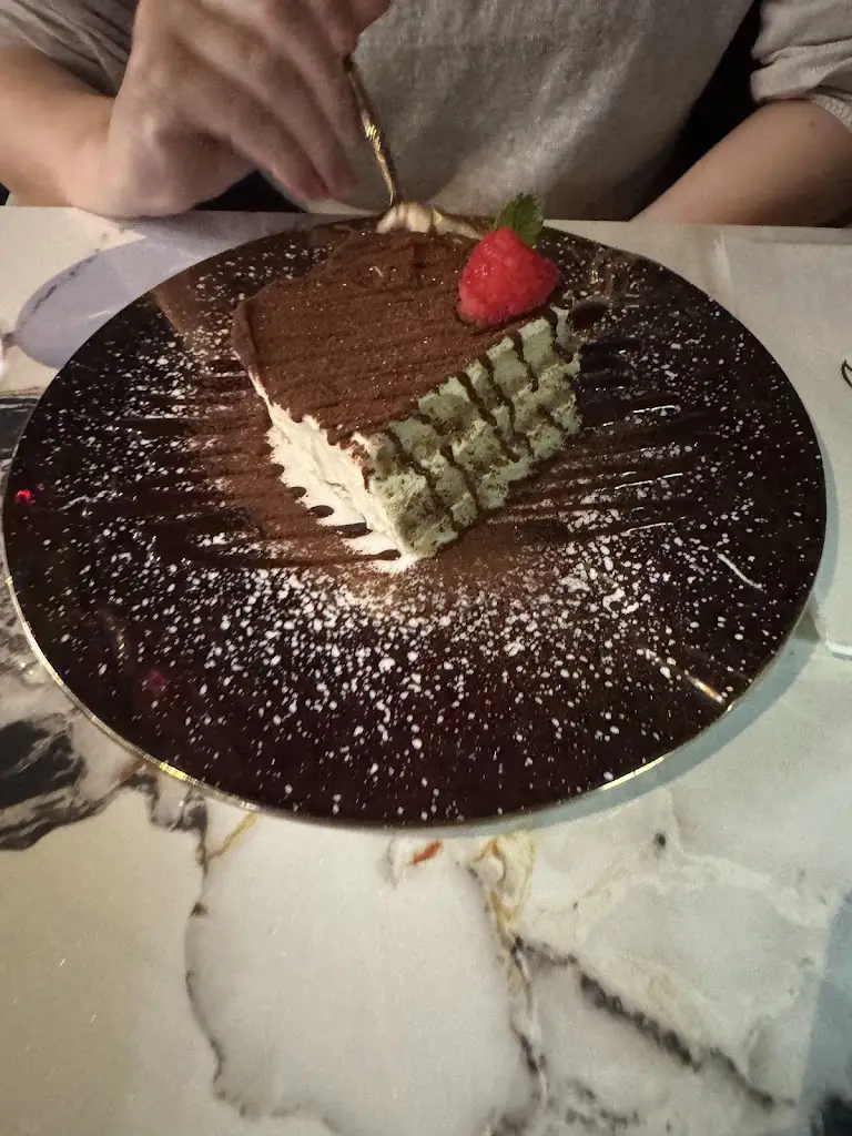 Furkan Ucar_Foxy Lounge_Bonnybrook_avis