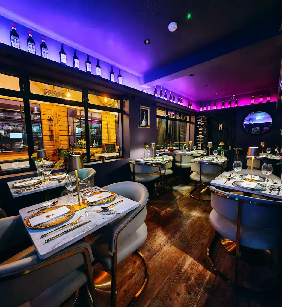 Foxy Lounge_Bonnybrook_slider_image_1