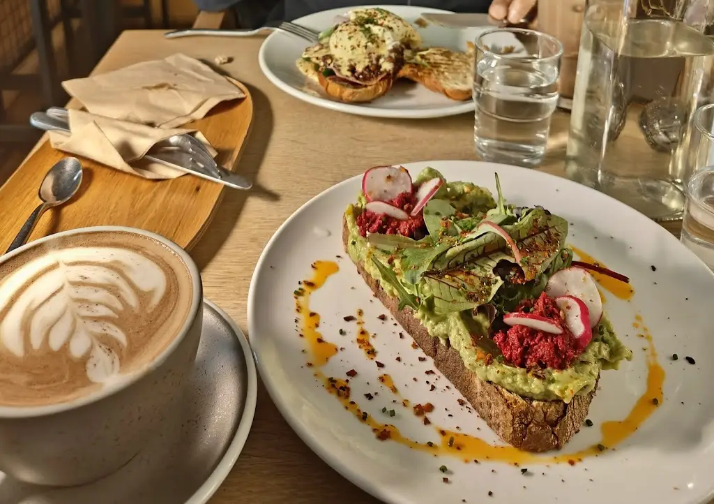 Athira Ajit_Twirly Gate_Chapelizod_Bewertung