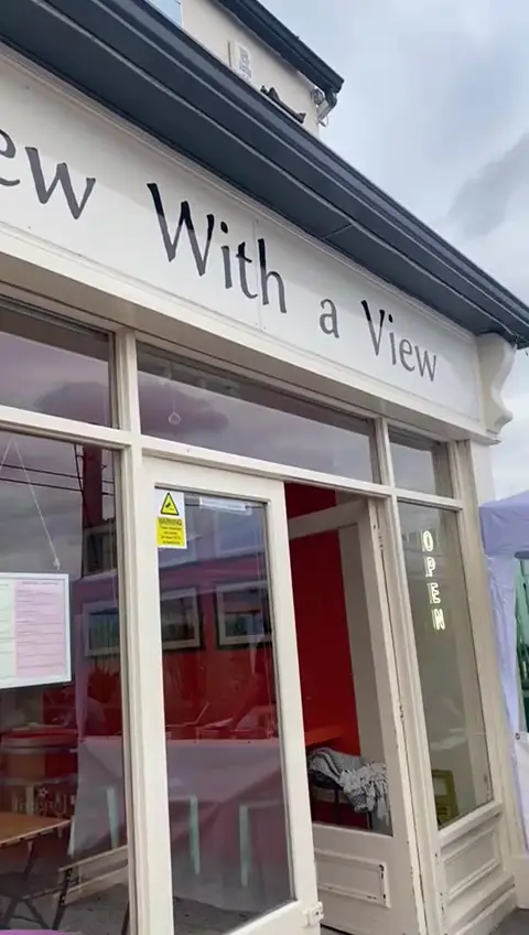 Nicola Quinn_Brew with a View_Charlesland_Bewertung