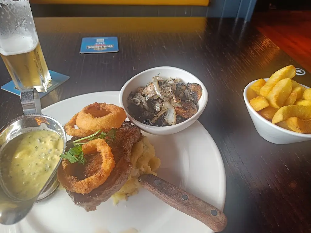 Elfrieda Carroll_THE TREETOP / STEERING WHEEL BAR & Grill_Clondalkin_Bewertung