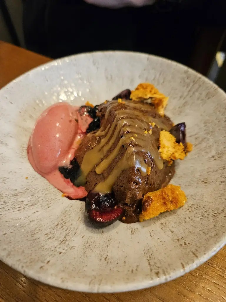 Saniyah Dossa_Pichet_Dublin_recensione